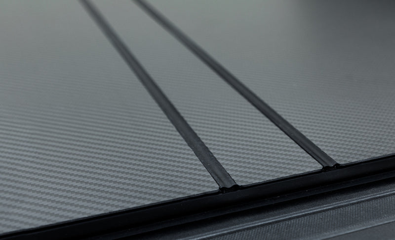 Access LOMAX Stance Hard Cvr 2020-25 Jeep Gladiator 5ft Box (w/ Hard Top & Rail Trail) -Carbon Fiber